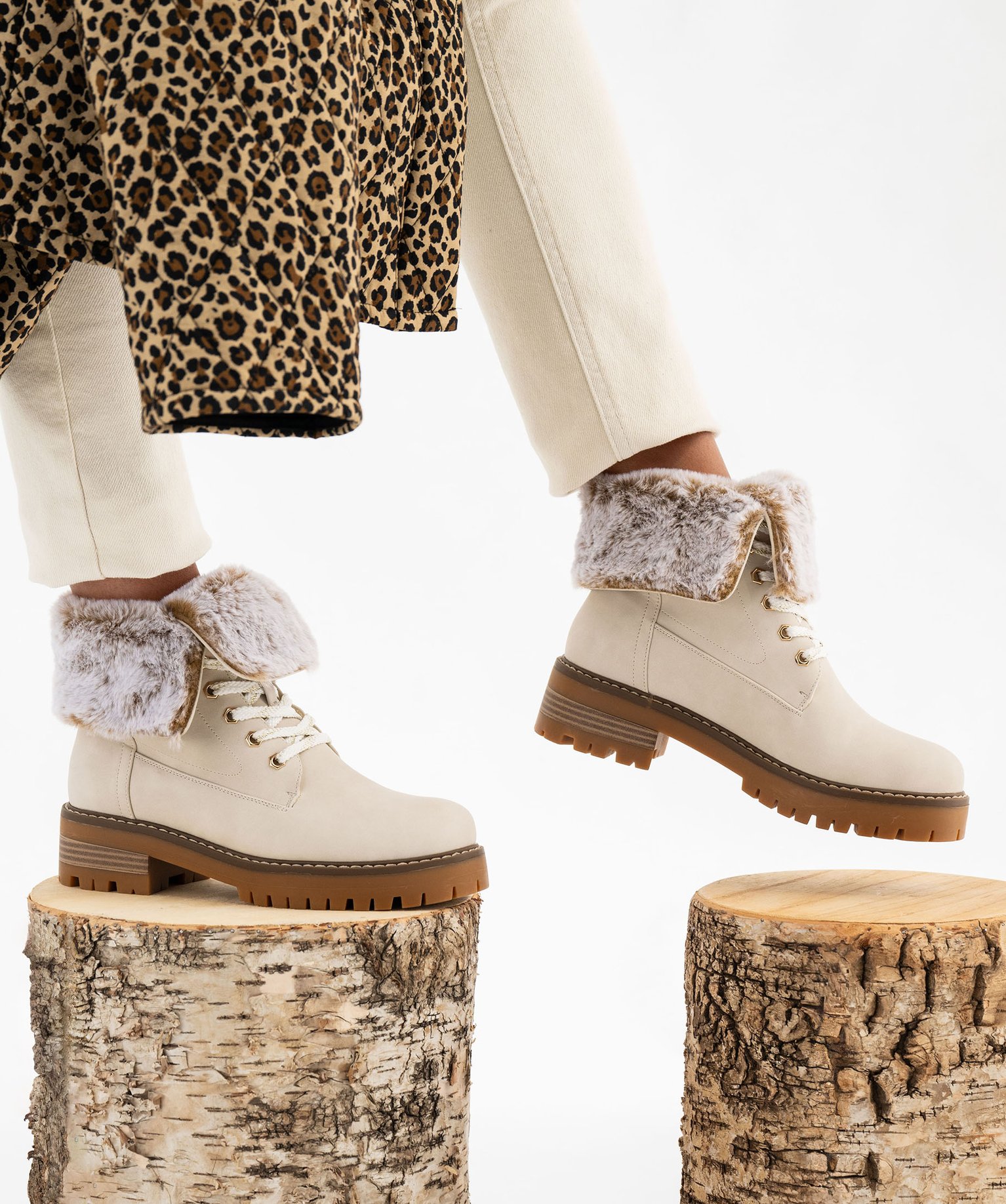 boots-fourrees-femme-605oxm.jpg Boots femme fourrées à col duveteux retourné et épaisse... blanc | GEMO – Image 1