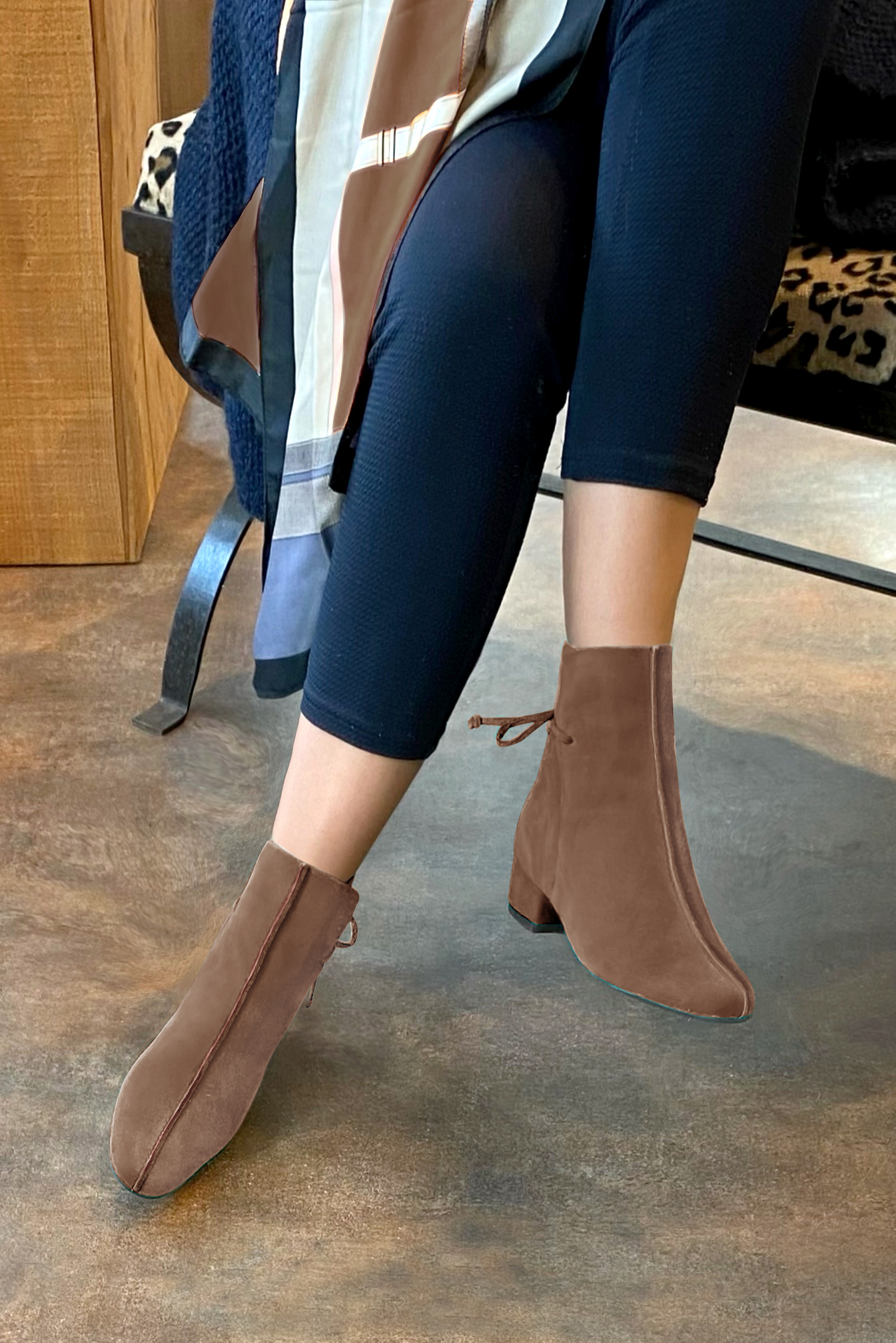 boots-marron-femme-174lcz-1.jpg Bottines habillées femme lacets arrière en cuir marron chocolat Talon bottier de 3.5 cm Florence Kooijman – Image 1
