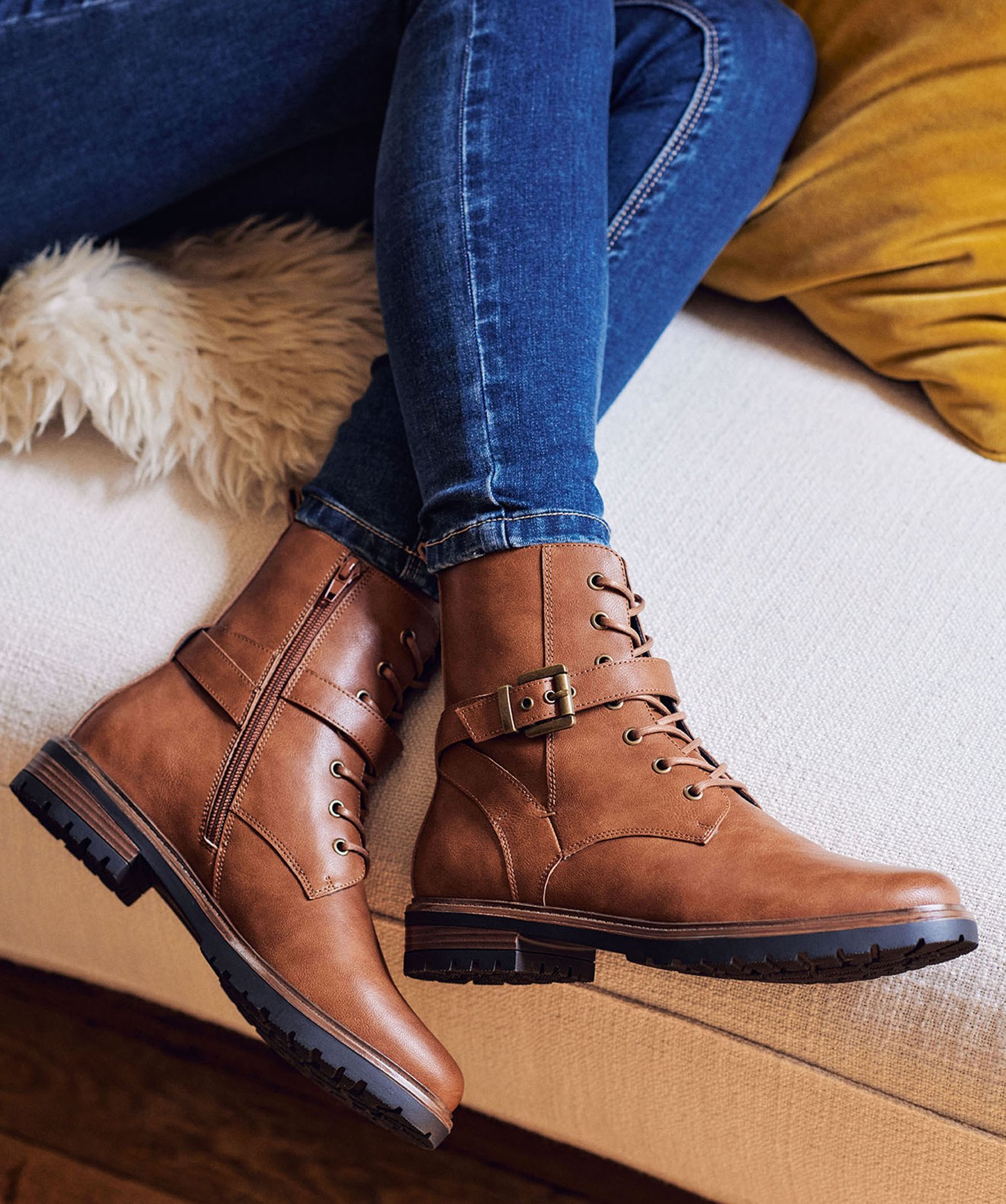boots-marron-femme-954mvx-1.jpg Boots femme à semelle crantée avec zip et bout amande marron clair | GEMO – Image 1