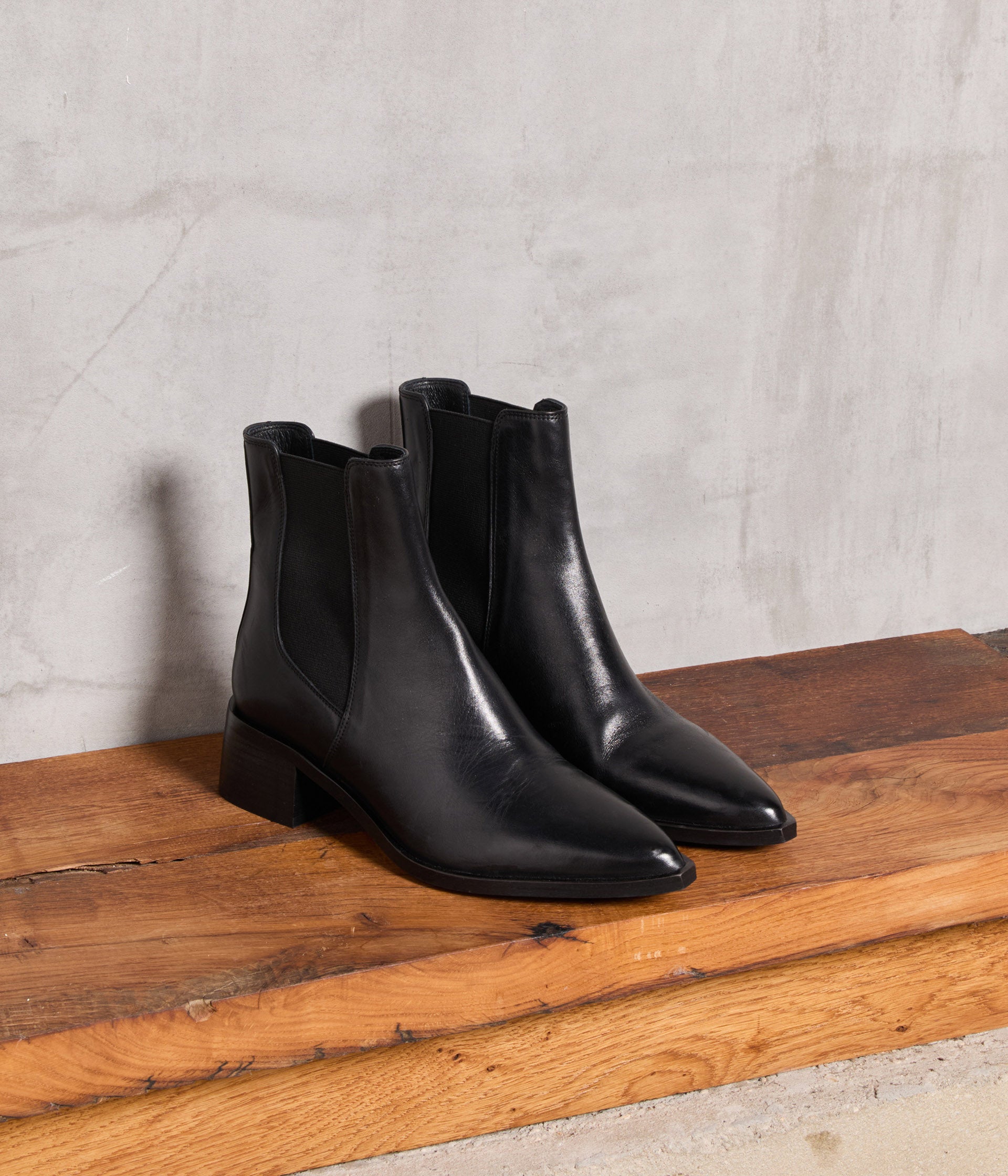 boots-noires-femme-097mdy-1.jpg Boots noires pointues Luna – Image 1