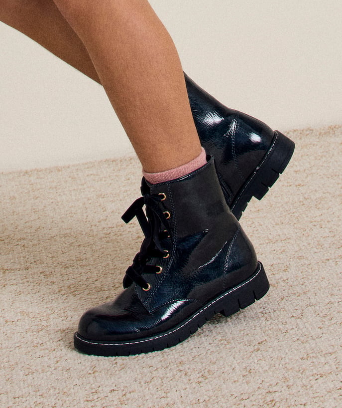 boots-noires-femme-241sef-1.jpg Bottines fille noires vernies à lacets – Image 1