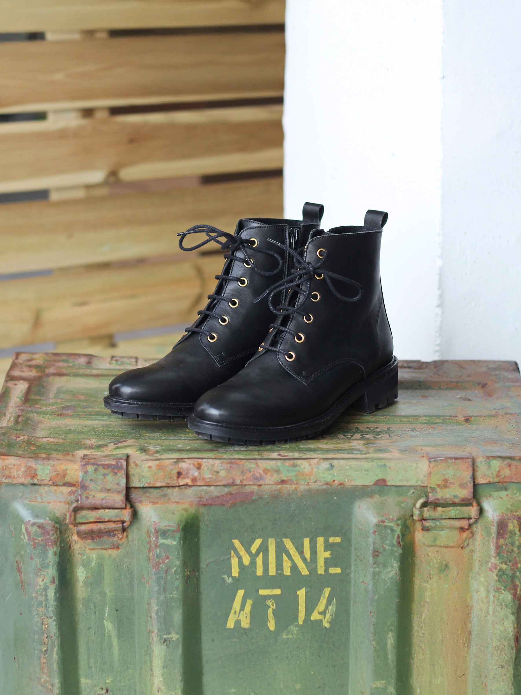 boots-noires-femme-546hnu-1.jpg Bottines plates à lacet cuir noir – Image 1