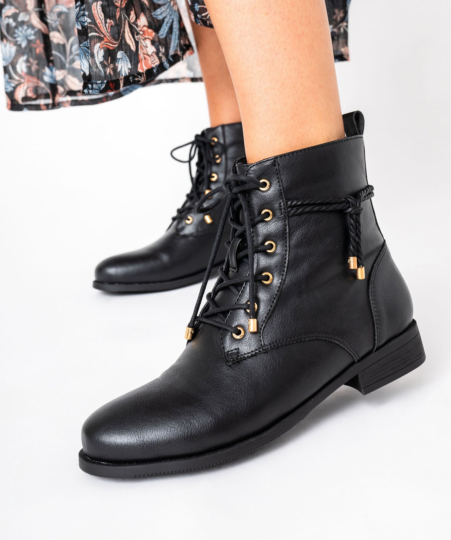 boots-noires-femme-792agr-1.jpg Boots femme à talon plat avec cordelette tressée et nouée... noir | GEMO – Image 1