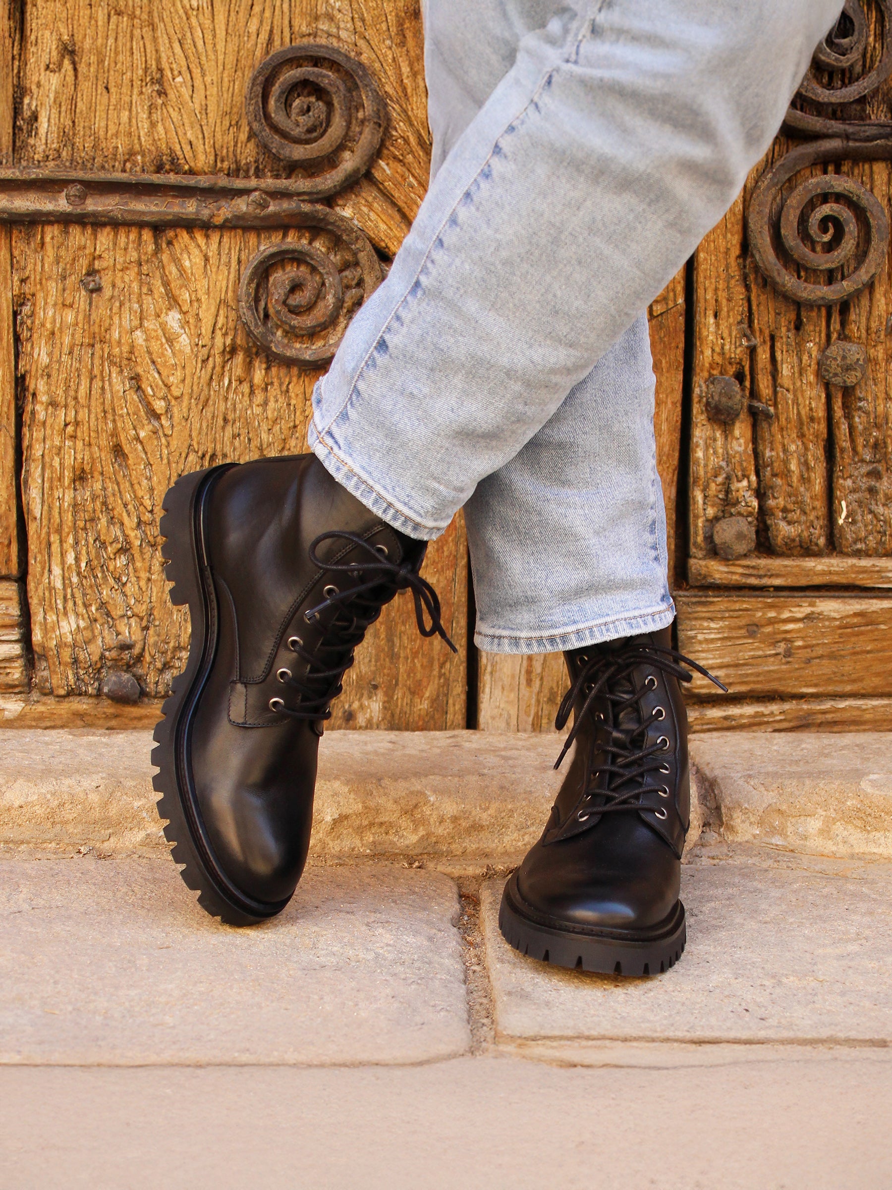 boots-pour-homme-910ycw-1.jpg Boots à lacet crantées cuir noir – Image 1
