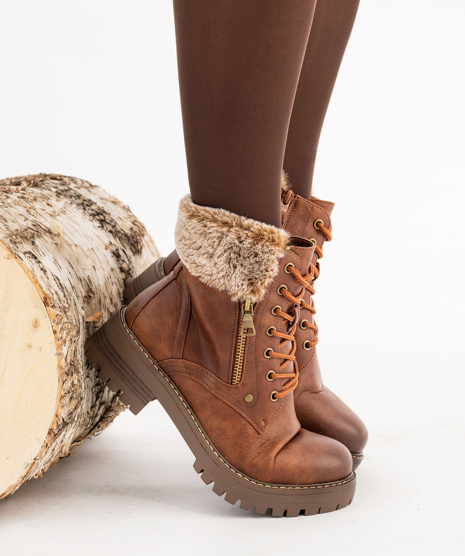botte-fourree-femme-700lus.jpg Boots femme fourrées et crantées avec col duveteux à zip ... marron clair | GEMO – Image 1