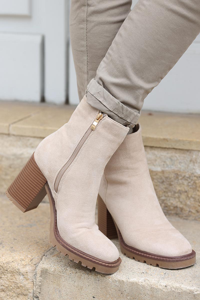 bottes-a-talon-femme-334efe.jpg Bottines à talons en suédine beige – Image 1