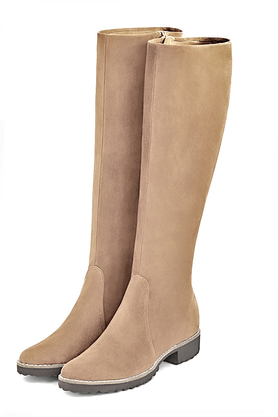 bottes-beige-594ddp-1.jpg Bottes cavalière habillées femme sur mesure en cuir beige sahara à semelle en gomme Florence Kooijman – Image 1