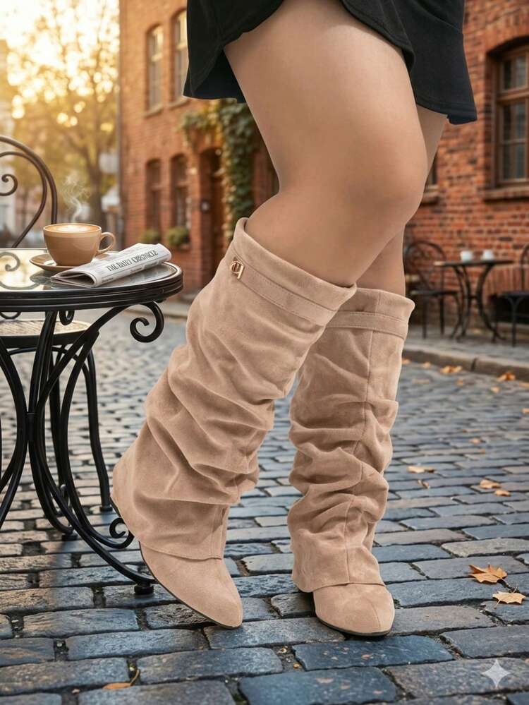 bottes-beige-688vzw-1.jpg Bottes larges mode femme, bottes amples et pliables grande taille, bottes beige rétro, bottes hautes avec boucle métallique, bottes à large mollet avec design plissé affinant Product Video – Image 1