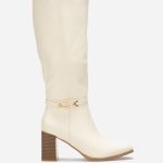Bottes beiges à talon et détail métalliques