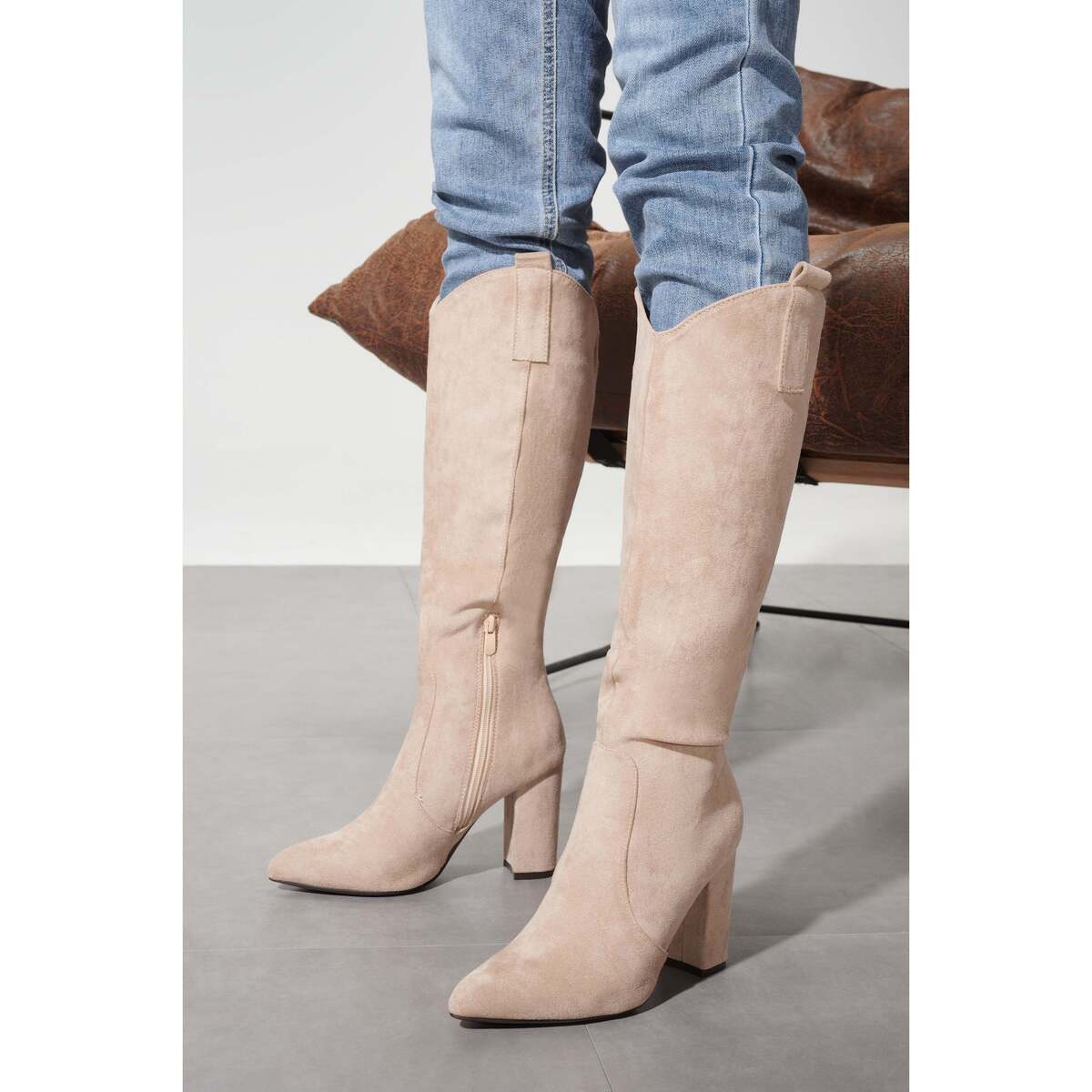 bottes-beige-femme-100ijc-1.jpg Bottes pointues beiges en suédine 40 – Image 1