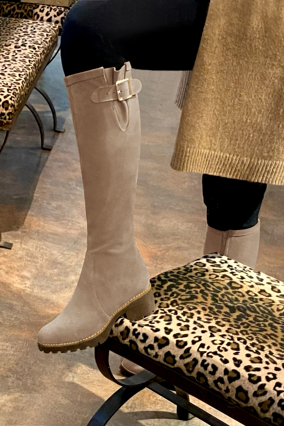 bottes-beige-femme-362wkw-1.jpg Bottes habillées femme sur mesure boucles côté en cuir beige sahara à Florence Kooijman – Image 1
