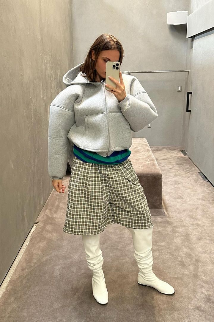 bottes-blanches-041tbi-1.jpg Bottes blanches : comment les porter sans faute de goût cet hiver ? | Vogue France – Image 1