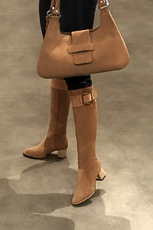 bottes-camel-femme-101qhx-1.jpg Bottes cavalière habillées femme sur mesure en cuir beige camel à talon bottier de 5.5 cm Florence Kooijman – Image 1