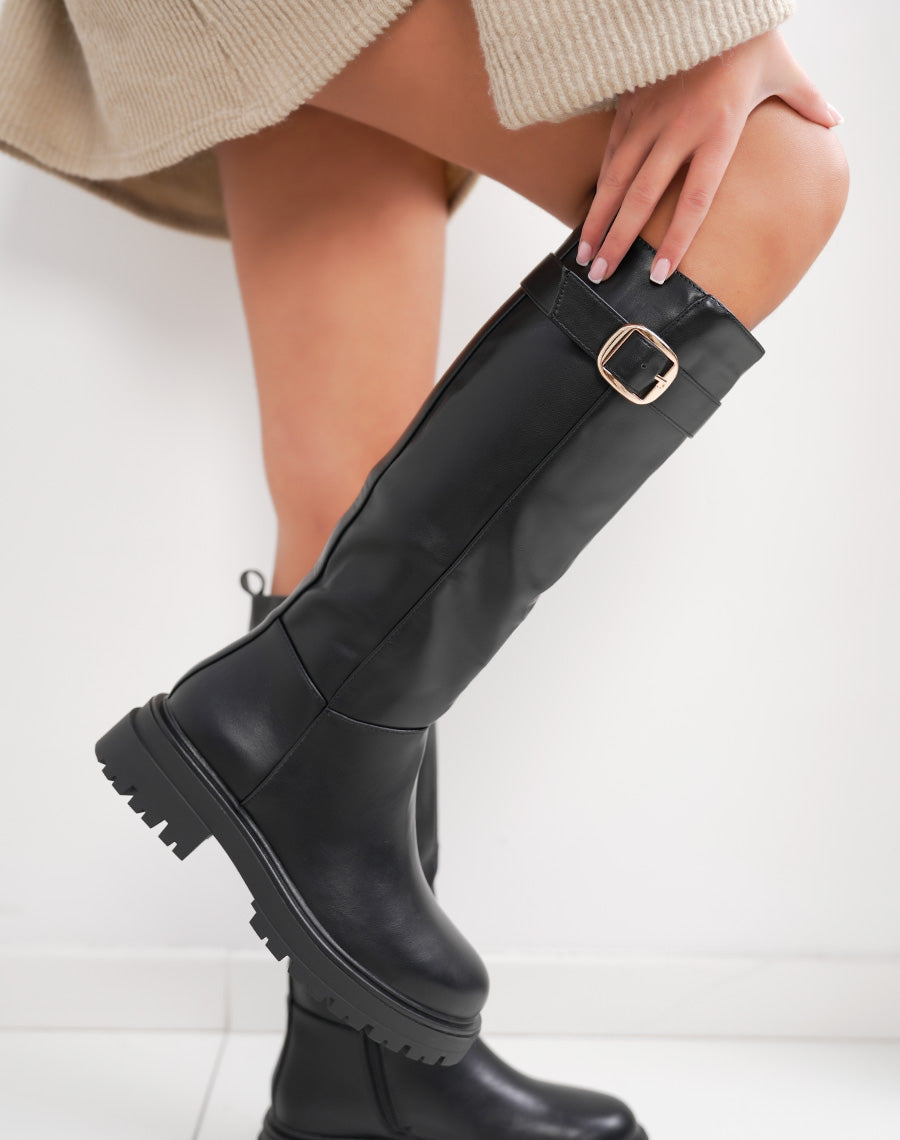 bottes-cavaliere-femme-791khy-1.jpg Bottes femme noires style cavalière élégantes avec boucle dorée et semelle crantée – Image 1