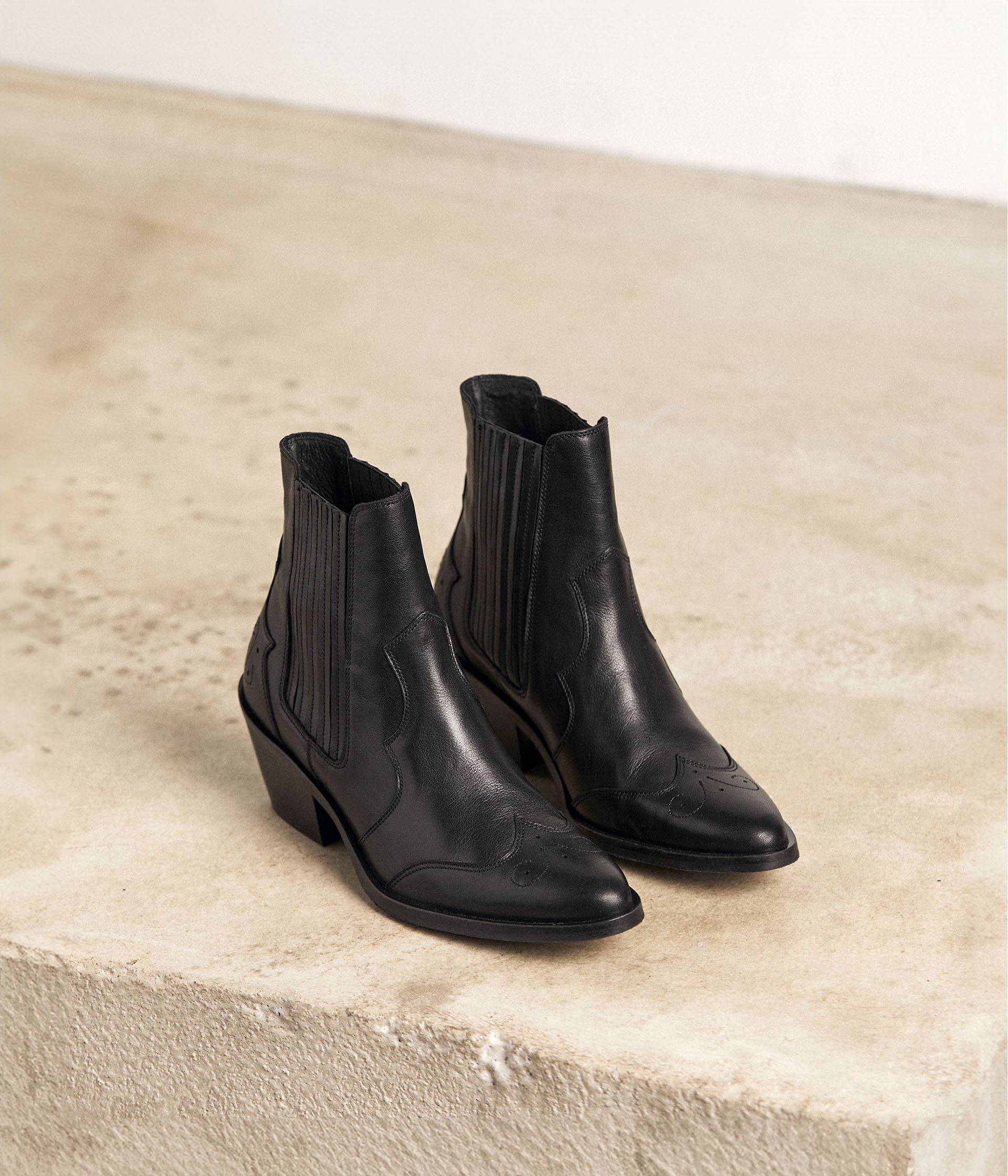 bottes-cowboy-femme-281rxw-1.jpg Boots western noires Carrie – Image 1