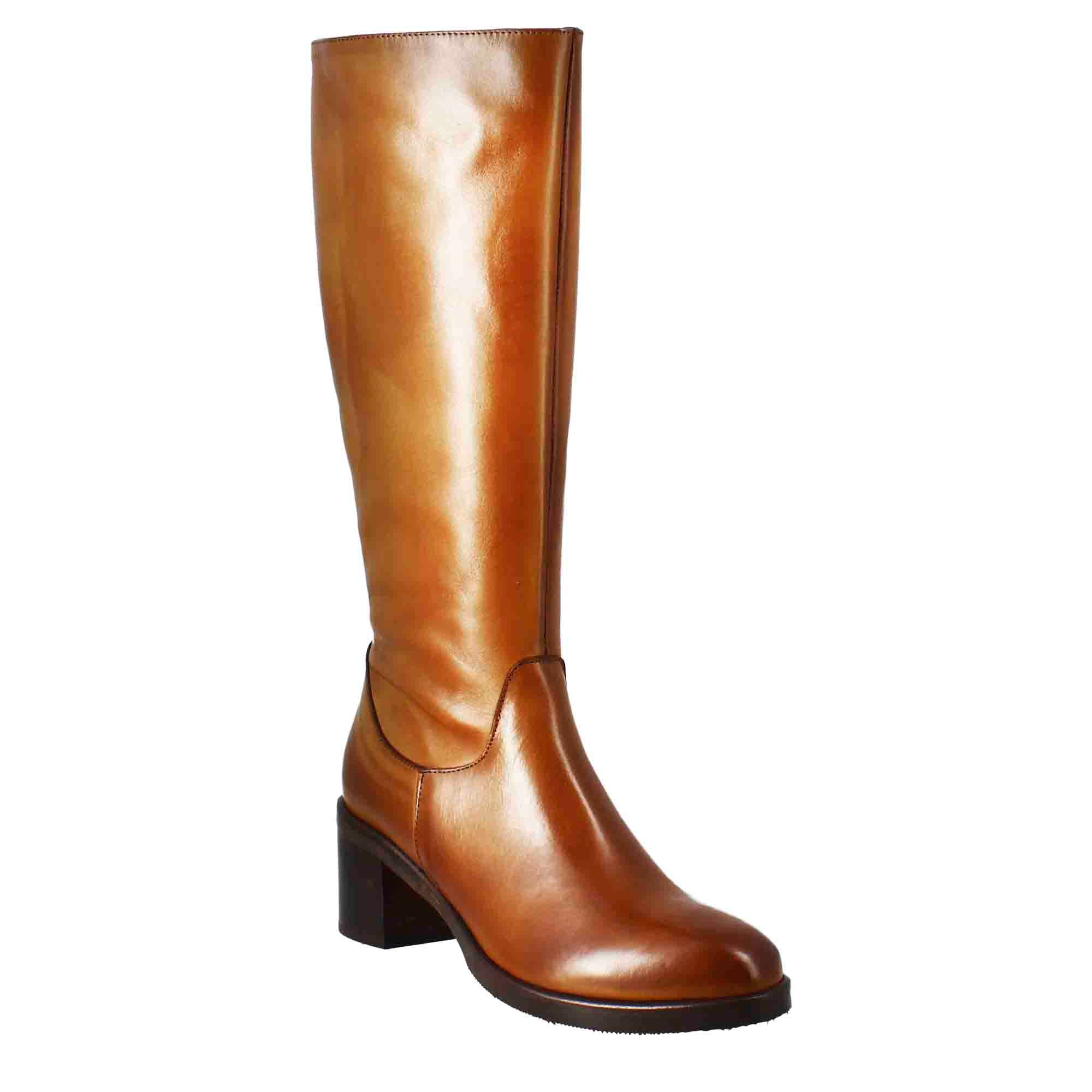 bottes-cuir-femme-575rnh-1.jpg Botte haute femme lisse à talon moyen en cuir marron – Image 1