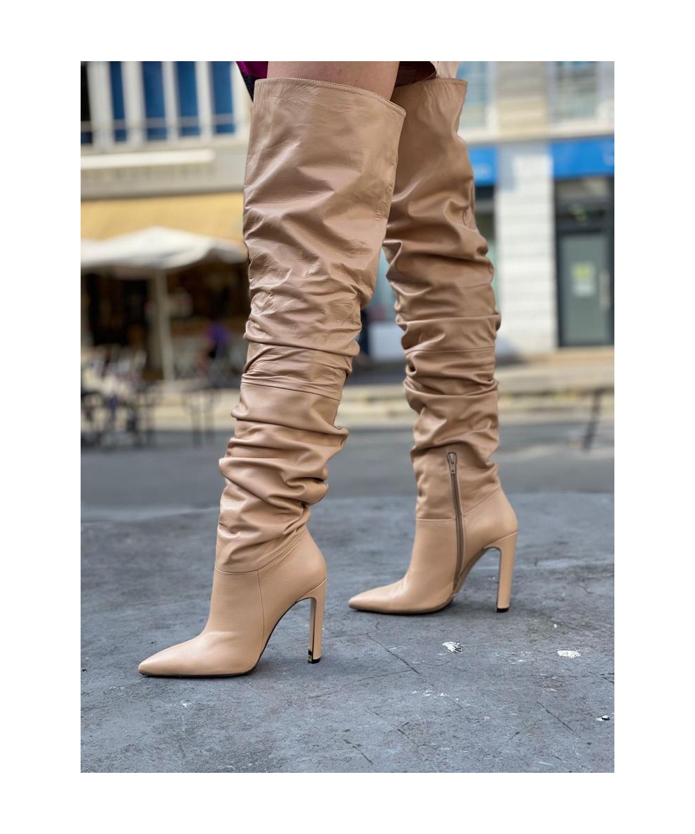 bottes-cuissardes-560roh-1.jpg Soyez à la page sur la nouvelle signature haute couture OSMOSE SHOES PARIS : botte cuissarde cuir nude à talon haut – Image 1