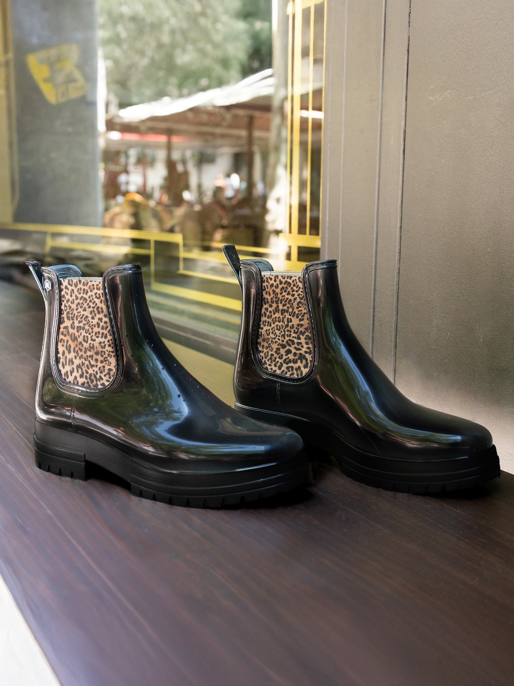 bottes-de-pluie-femme-343mar-1.jpg Bottines de pluie crantées noir léopard – Image 1