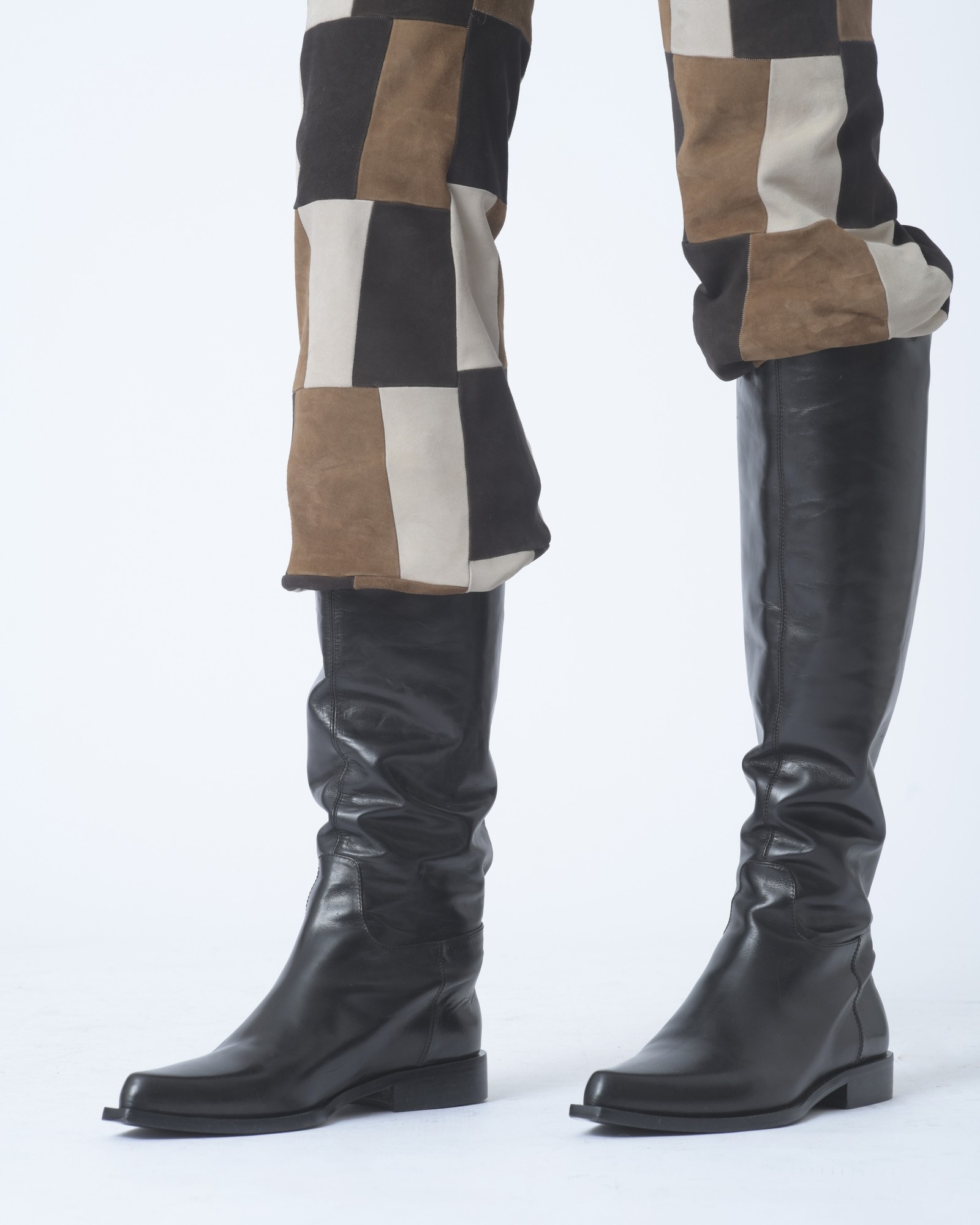bottes-femme-cuir-945zea-1.jpg Bottes en cuir à talons plats Plein Sud pas cher Outlet La Piscin... – Image 1