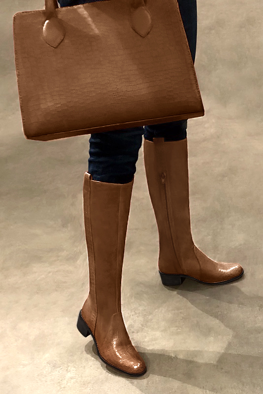 bottes-femme-marron-719aer-1.jpg Bottes cavalière habillées femme sur mesure en cuir marron caramel à semelle en cuir de 4.5 cm Florence Kooijman – Image 1