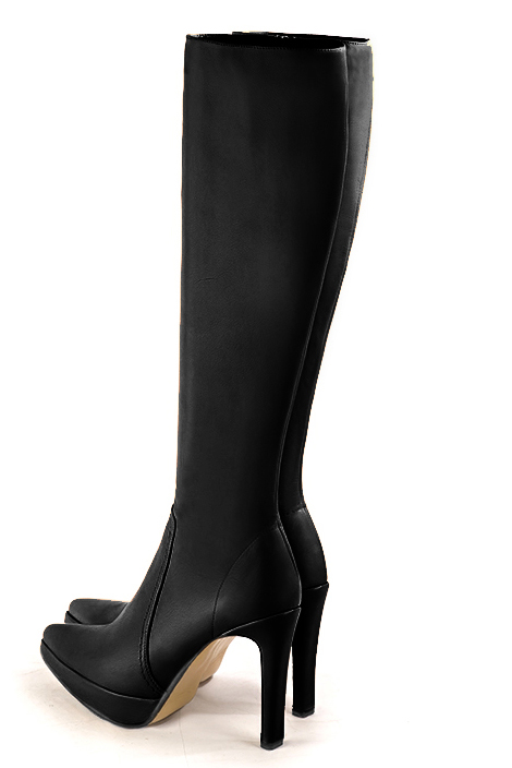 bottes-femme-talon-100mhk-1.jpg Bottes habillées femme sur mesure en cuir noir satiné à talon fin de 12.5 cm avec une plateforme de 2.5 cm à l'avant Florence Kooijman – Image 1