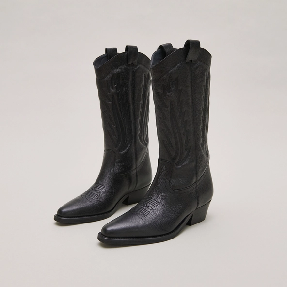 bottes-jonak-822bbo.webp Bottes à bouts pointus et surpiqures apparentes en cuir grainé noir | DELEA | Jonak – Image 1