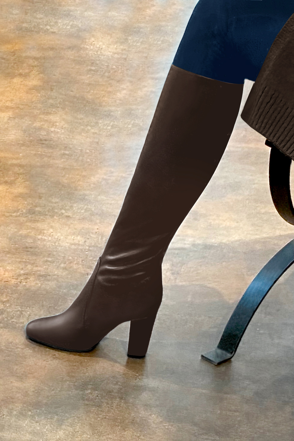 bottes-marron-femme-881buw-1.jpg Bottes habillées femme sur mesure en cuir marron ébène à talon bottier de 8.5 cm Florence Kooijman – Image 1