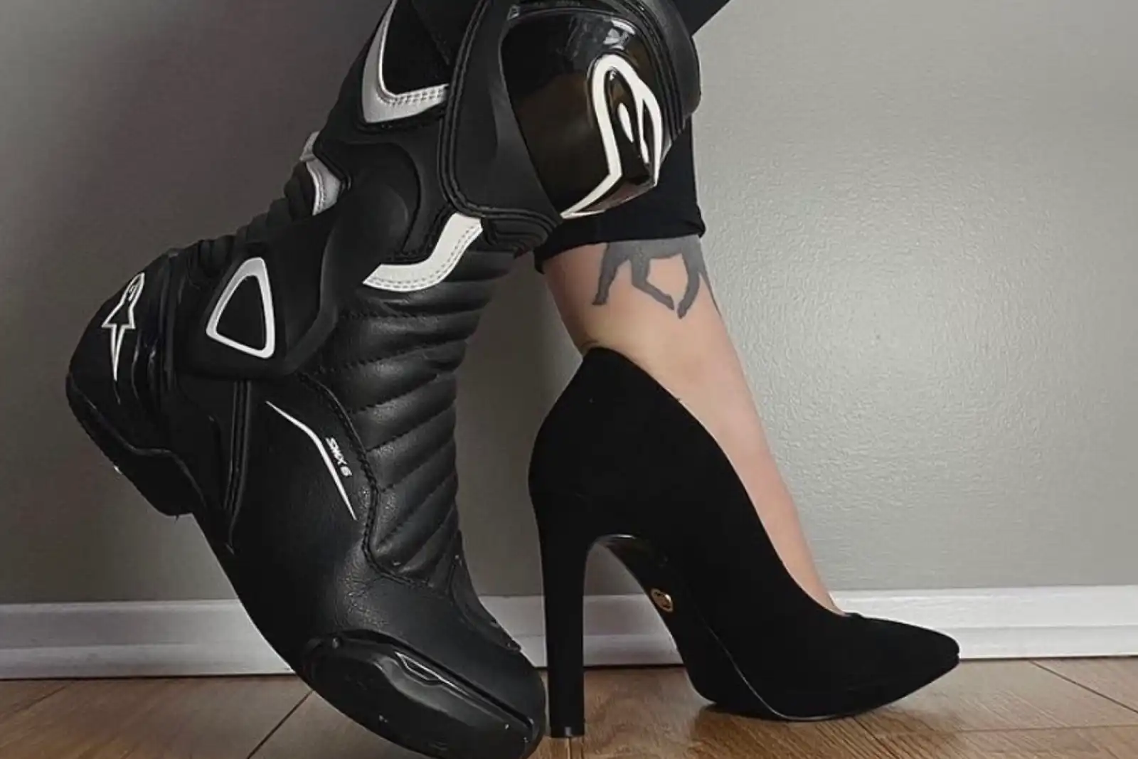 bottes-moto-438czt.webp Botte Alpinestar Demi Bottes Moto Femme Baskets Moto Botte Moto Femme Impermeable Moto Chaussure – Image 1