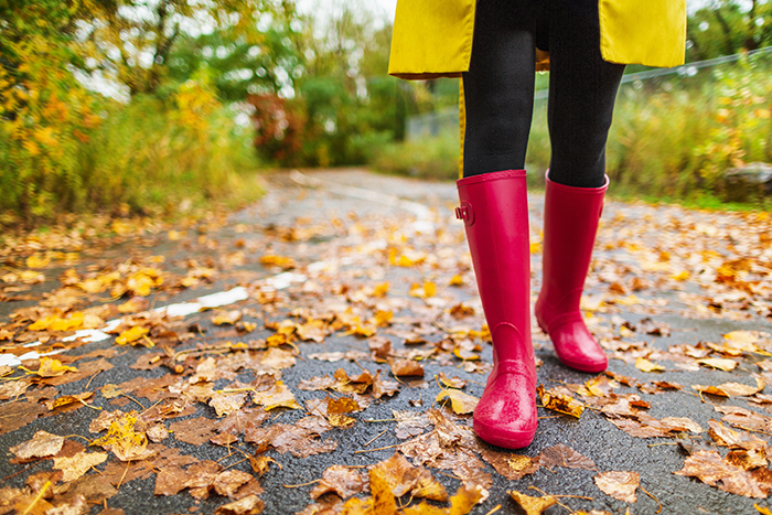 Autumn fall city lifestyle colorful leaves and red rain boots woman feet walking in park outside. bottes de pluie femme – Image 1