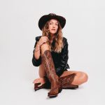 Bottes santiags en cuir marron vieillis, surpiqures multicolores Fantasia rust Santiags femme