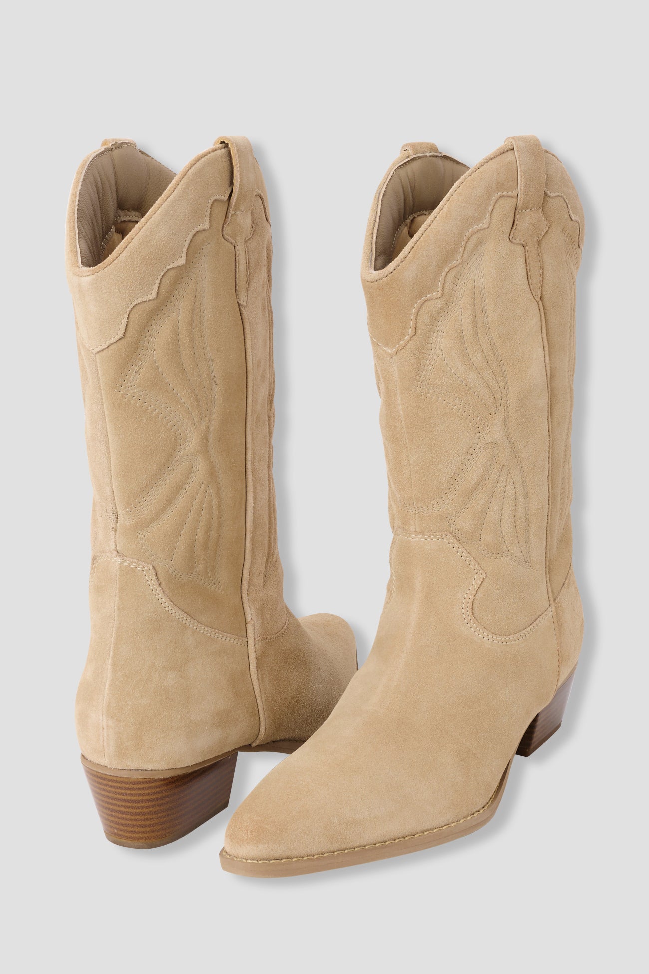 bottes-santiag-femme-240yys-1.jpg Santiags en cuir suédé Femme Sable – Image 1
