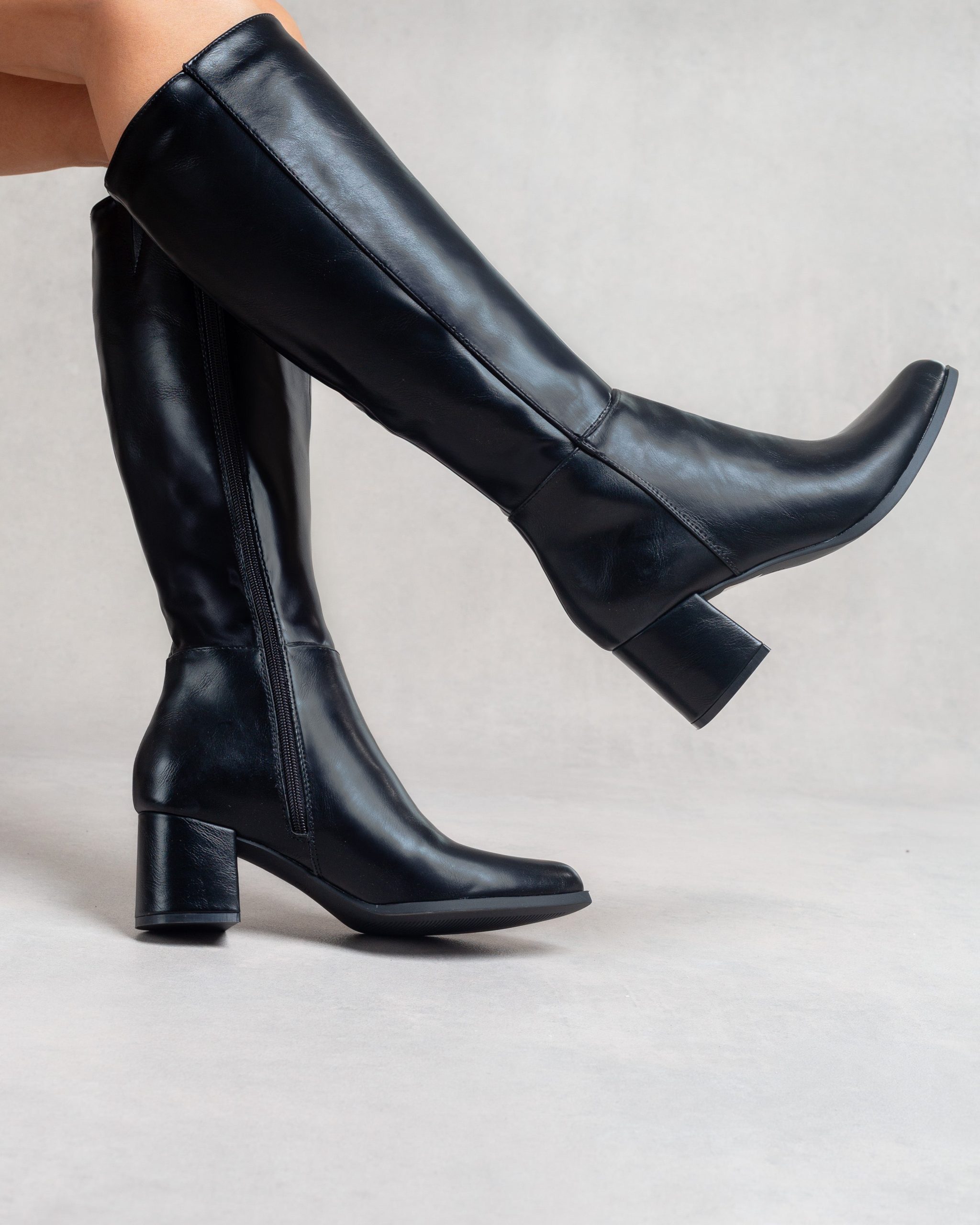 bottes-talons-643oxi-1.jpg Bottes hautes à talon bloc – Simili cuir Noir – Image 1