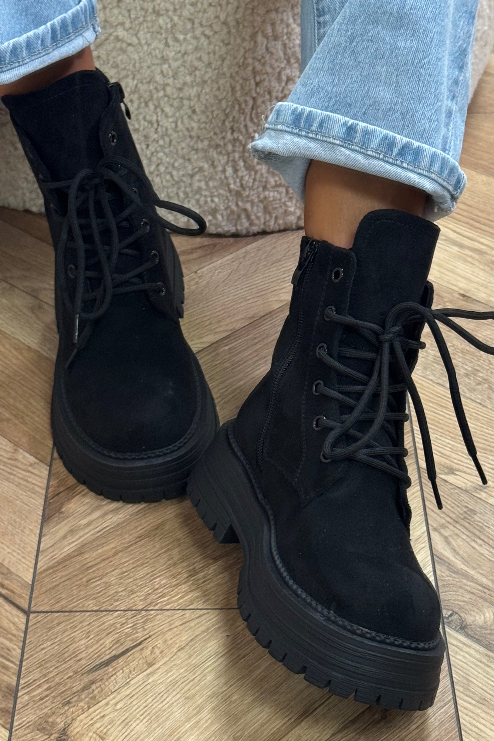 bottine-pour-femme-502qqu-1.jpg Bottines Femme Suédine à Lacets Style Chic et Confortable – Image 1