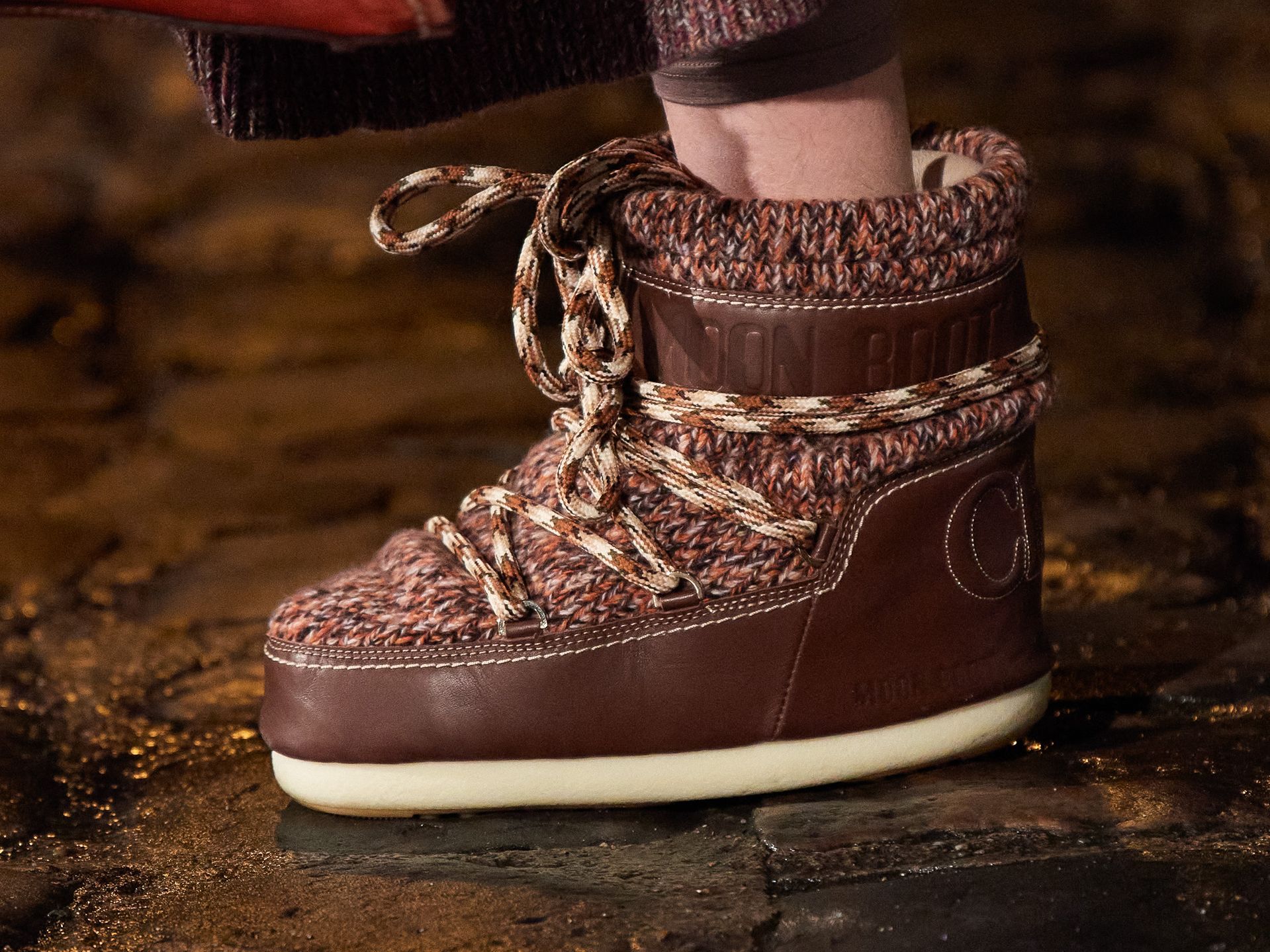 bottines-chloe-083xom-1.jpg Chloé x Moon Boots : on a trouvé l'ultime tendance bottes de l'hiver prochain | Vogue France – Image 1