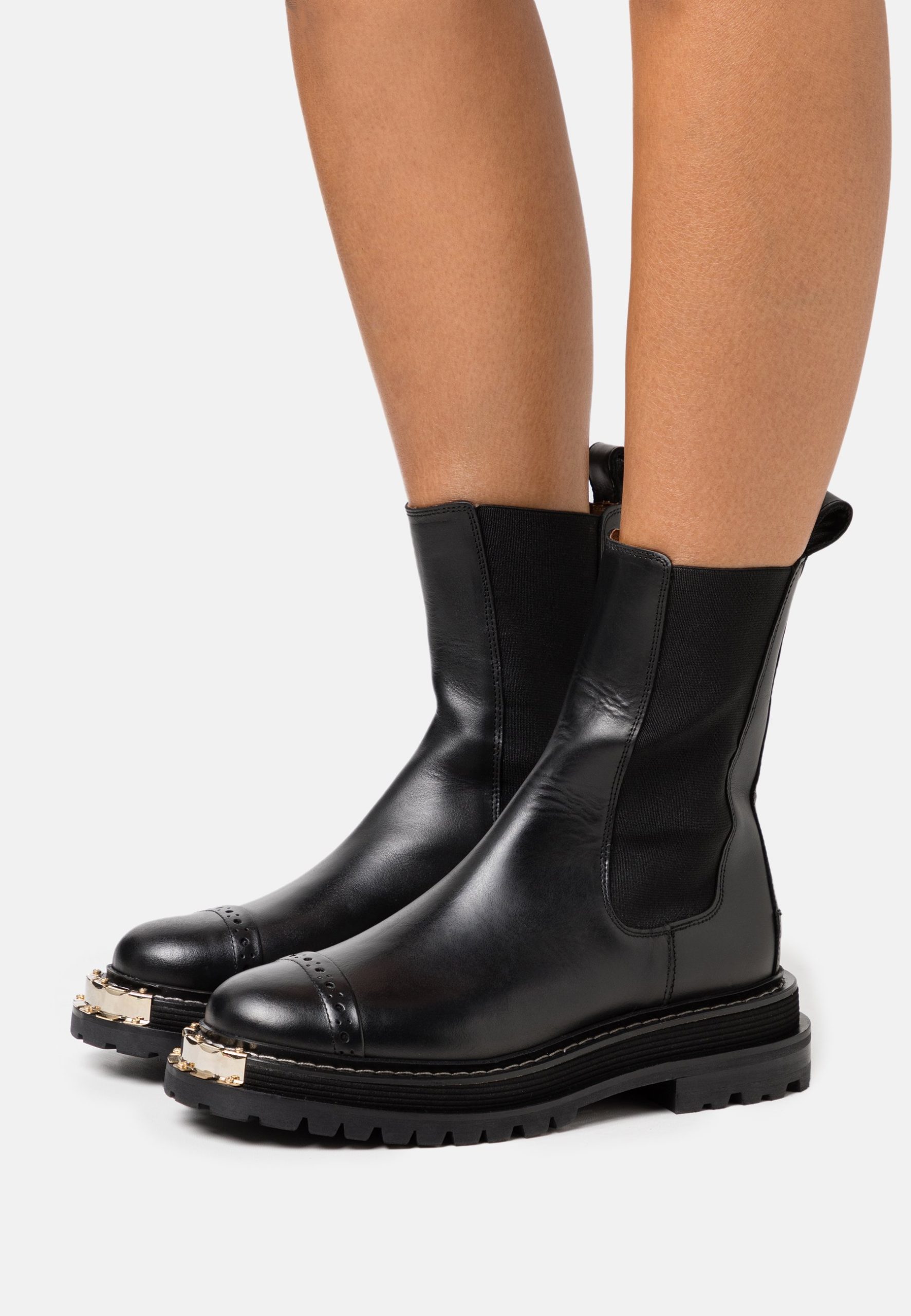 bottines-sandro-343nvh-1.jpg Sandro Paris Botte Sandro Ankle Boots Bottes Sandro Femme Sandro Paris Iconic Atlanta – Image 1