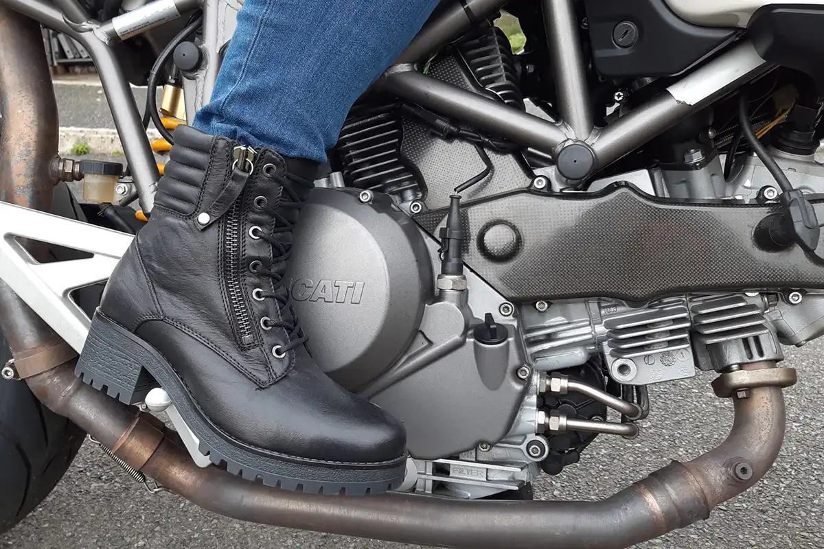 chaussure-moto-femme-065ymb.webp Top 7 meilleures bottes & chaussures moto ville femme en 2026 – Image 1