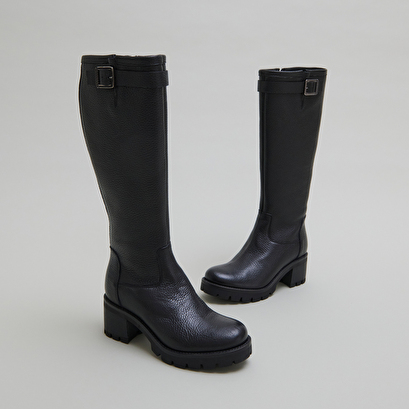 jonak-bottes-582osy-1.jpg Bottes à semelles crantées et boucles in black grained leather | MIDAS | Jonak US – Image 1