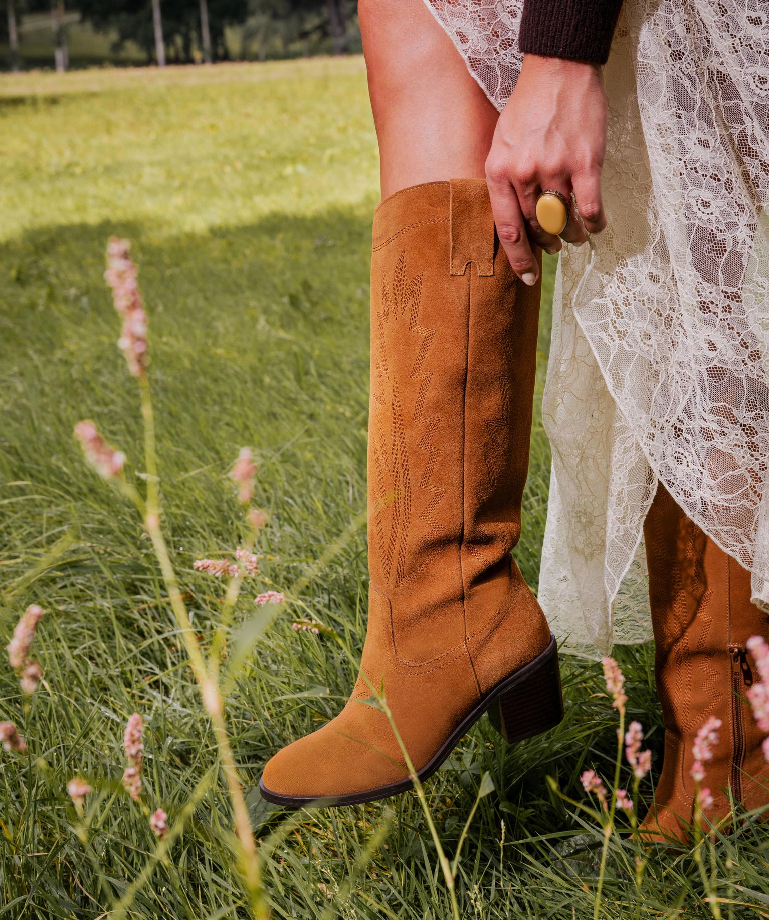 santiag-023hbl-1.jpg Bottes dessus cuir velours esprit Santiag femme Tanéo – Image 1